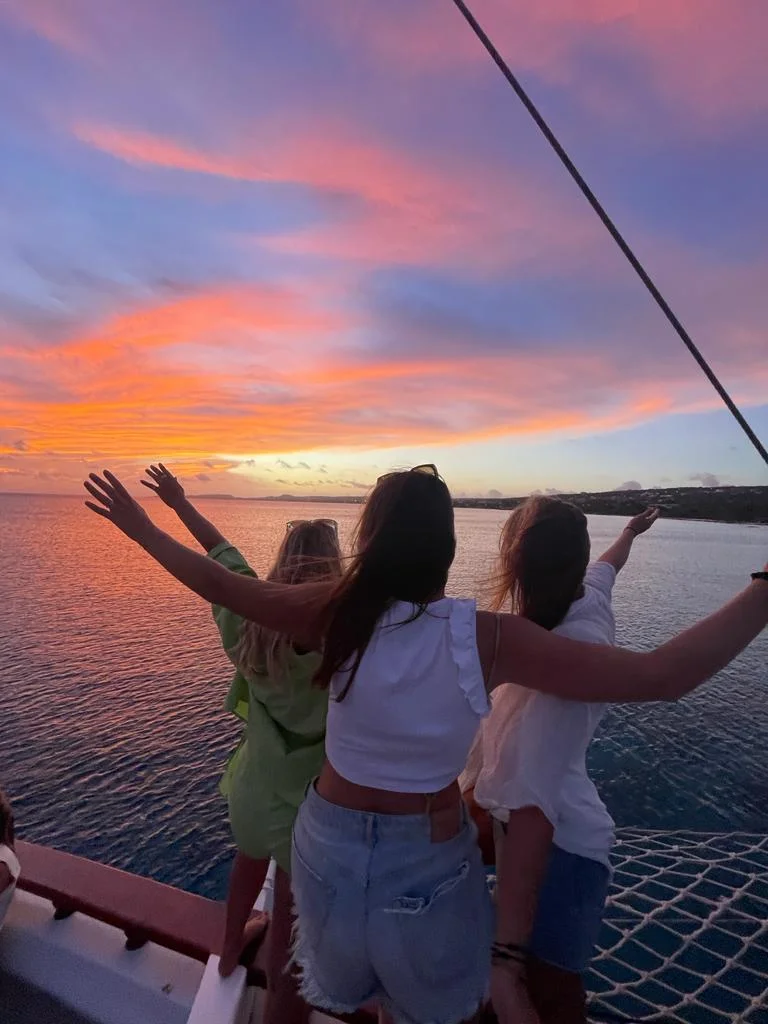 Lady Bellaïs sailing into a golden Bonaire sunset